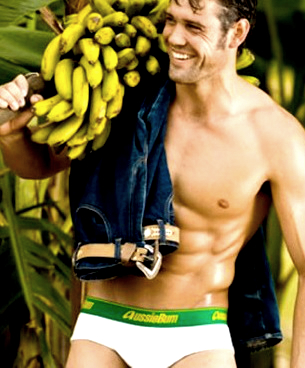 AussieBum - международная компания производитель мужского нижнего белья из Австралии. В начале своей деятельности, производила плавки и одежду для сёрфинга, но в последнее время расширила производство. На данный момент у компании несколько популярных линий одежды для отдыха и спорта, нижнего белья и аксессуаров, позволяющих ей конкурировать с такими уважаемыми модными домами, как Calvin Klein и Dolce & Gabbana. Предприятие было основано в 2001 году с инвестирования 20000 австралийских долларов, а удваивалась каждый год с момента своего основания, в 2004 финансовом году заработала более 5 миллионов долларов, изготовляя более 150 различных стилей продуктов. AussieBum известна весьма креативными рекламными кампаниями и вызывающей продукцией. Линия нижнего белья Wonderjock призвана визуально увеличивать мужское достоинство, благодаря специальному карману в который помещаются гениталии. Вся продукция изготавливается aussieBum в Австралии, в пригороде Сиднея. Большинство продукции шьётся из натурального текстиля: египетского хлопка, бананового волокна и других экзотических материалов, призванных обеспечить комфорт и качество. Одежда и нижнее белье распространяется через интернет-магазин на официальном сайте компании и в некоторых розничных магазинах. На данный момент действует бесплатная доставка в некоторые страны, среди которых есть и Украина. Компания не имеет зарубежных торговых представителей, а полагается на свой веб-сайт. Австралийские продажи составляют лишь 10 % от бизнеса компании в 20 миллионов продаж в год. Одежда и нижнее белье бренда продаётся в некоторых известных мировых универмагах в мире, таких как Selfridges, Harrods и House of Fraser в Великобритании, Printemps в Париже, Kaufhaus des Westens в Берлине, и Harvey Nichols в Дубае, а также в бутиках в различных городах по всему миру. AussieBum продвигает свою продукцию в различных социальных сетях, таких как Facebook и Twitter. Бренд «aussiebum» является седьмым по популярности поисковым запросом в Австралии. На нашем официальном сайте: elegants.com.ua, Вы сможете купить  плавки для бассейна и отдыха на море. Мы заметили, что каждый мужчина  хочет чувствовать себя героем: выходя из воды. Дорогие покупатели! Теперь, у Вас появилась возможность почувствовать себя настоящим пловцом! Благодаря дизайнерам компании AussieBum,была разроботана модель, в основе которых взяты плавки  70-х годов. Наша компания AussieBum вернули к пользованию эту модель: нижнего белья для плавания с новым стилем "Retro". Используя лучшие ткани, мы старались достичь макимального  удобства и комфорта, для тех кто любит плавать. Серия плавок "Retro" от производителя AussieBum будет для, Дорогие, наилучшим подарком! Собираясь в отпуск на море или просто поездку на пляж, Вам просто незаменимыми окажутся универсальные мужские плавки отвечающие высоким требованиям комфорта и удобства, Вам не придеться тратить много  времени на переодевание. В шортах для плавания, Вы сможете оценить всю прелесть работы дизайнеров одежды, которые разработали этот вид плавок для бассейна. Смотреть онлайн бесплатно фото : коллекция сезона моды 2014 и 2015 годы - плавки для бассейна мужские. Желаем Вам, Дорогие, приятных и успешных покупок в нашем интернет магазине одежды и нижнего белья для всей семьи!  