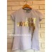 Где купить женскую футболку MOSCHINO (ITALY) белого цвета? Заказывайте на сайте интернет магазина одежды «Элегант» Сумы (Украина) - каталог одежды Москино (Италия) коллекции моды (смотреть онлайн видео и фото девушки топ модели)